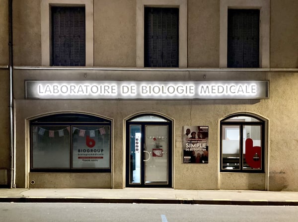 Biogroup Maine Anjou - Laboratoire Saint-Calais - Façade de nuit