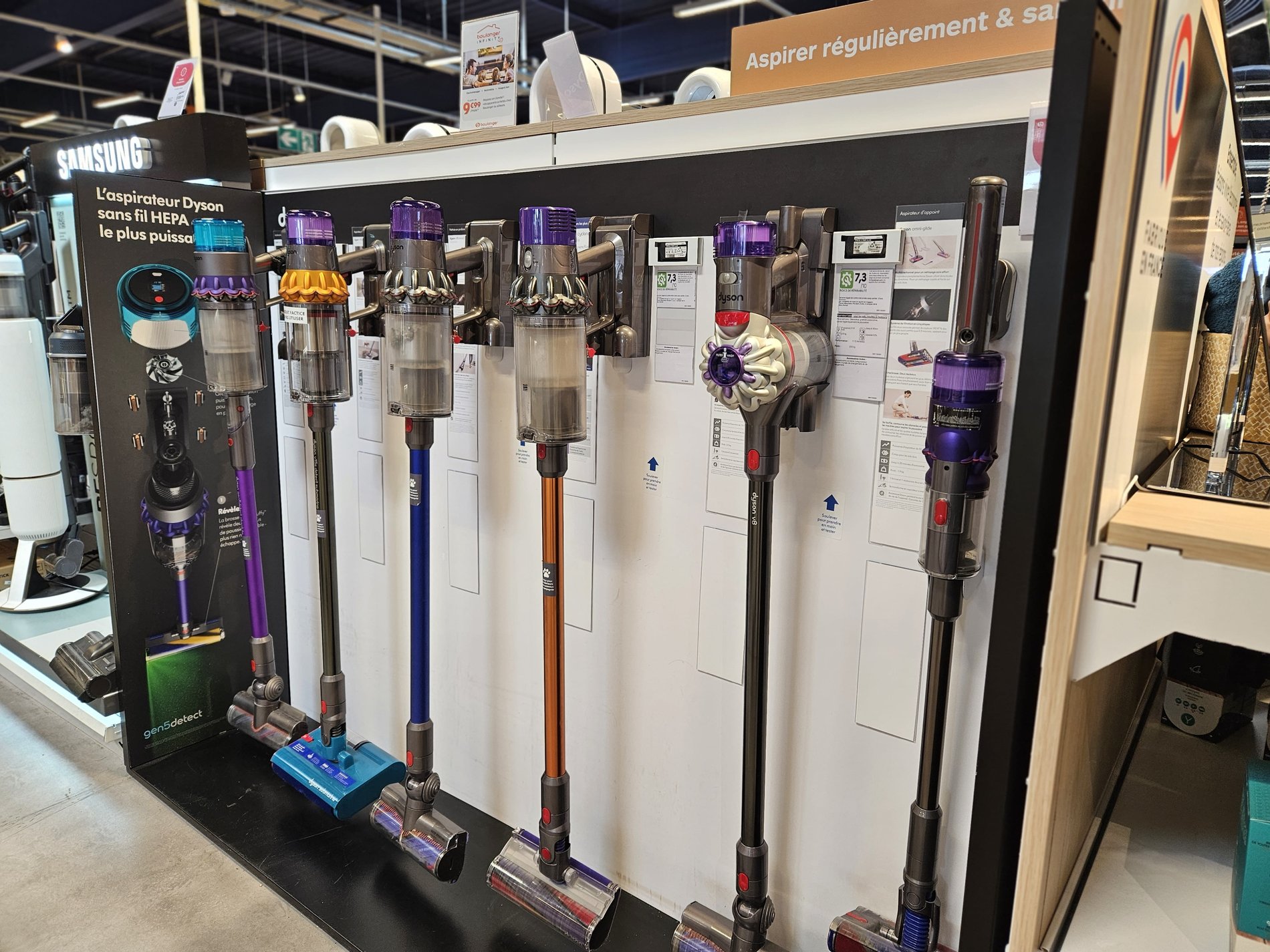 Découvrez la sélection Dyson chez Boulanger Alès : aspirateurs V15 Detect et Cyclone V10, ventilateurs Pure Cool, purificateurs d'air Pure Hot+Cool, sèche-cheveux Supersonic, et lisseurs Corrale pour une expérience de qualité supérieure.