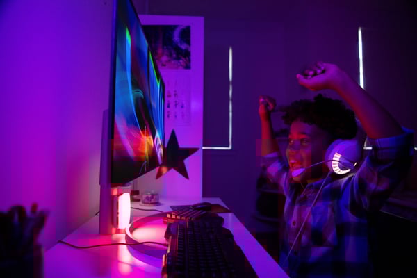 Niño usando Internet por fibra óptica y jugando en Internet en Denver, CO