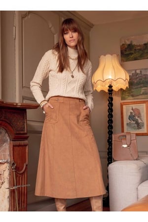 Pull irlandais écru et jupe longue en suédine camel