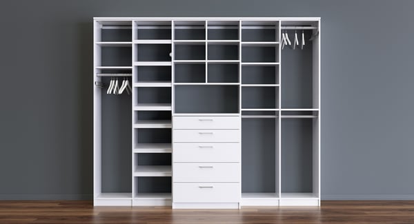 Garde-robe personnalisée en blanc, sur plancer en bois, avec amplement d’espace de rangement