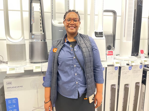 Luana, conseillère service client