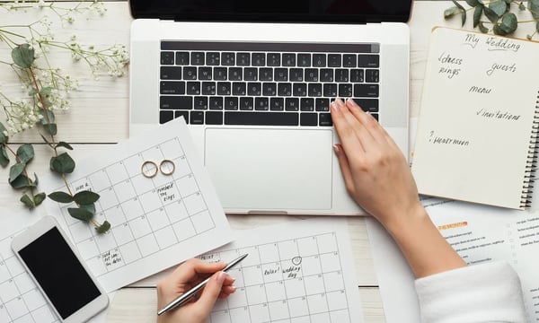 パソコンを触る手元