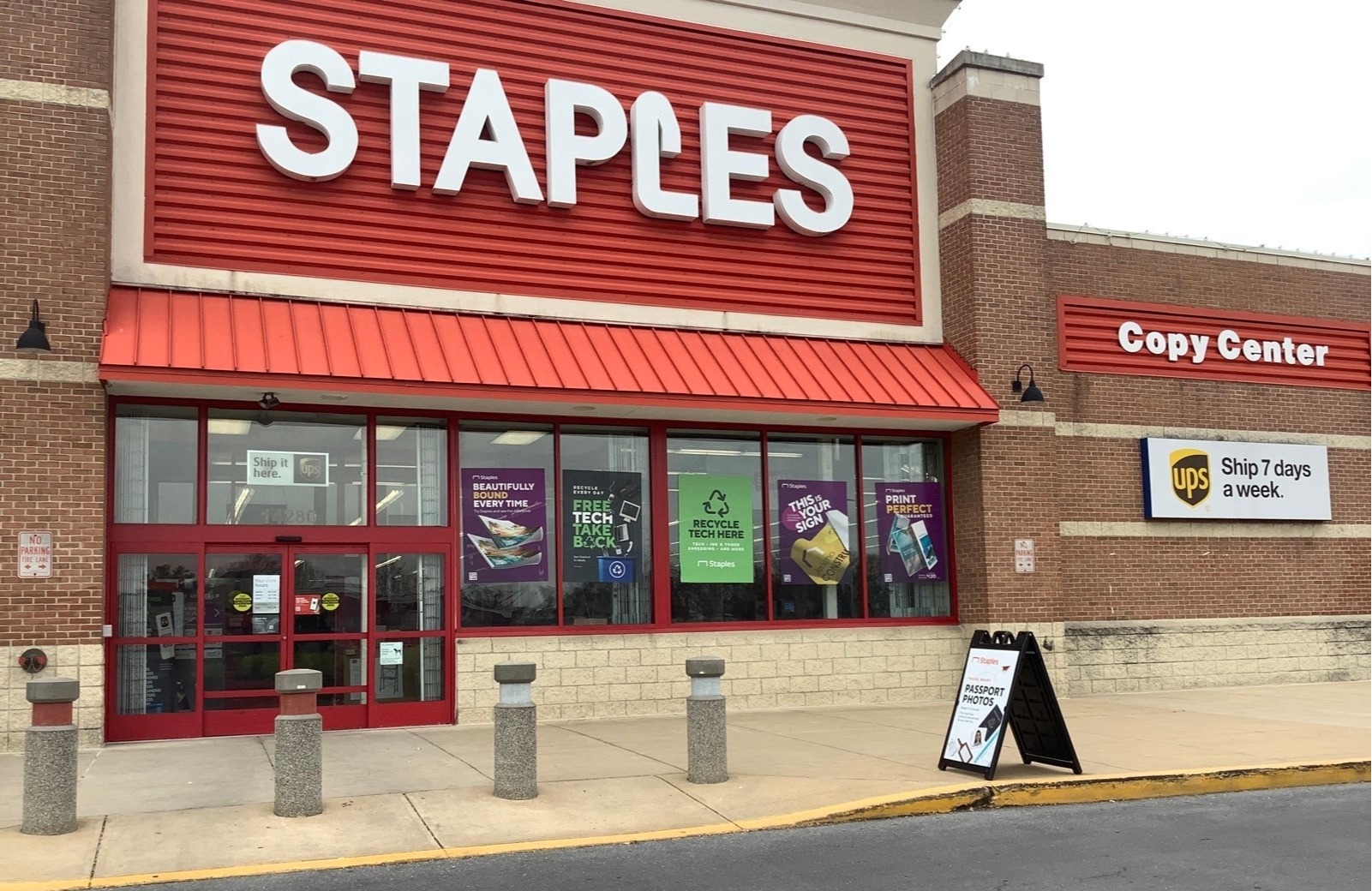 A Staples retail location in Maryland Stock Photo - Alamy