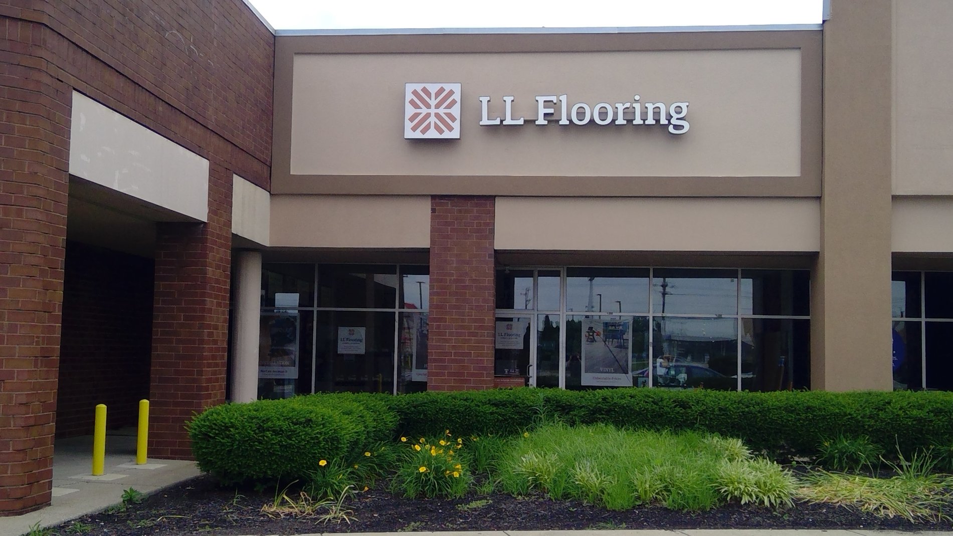 LL Flooring #1317 Reynoldsburg | 2736 Brice Rd. | Storefront