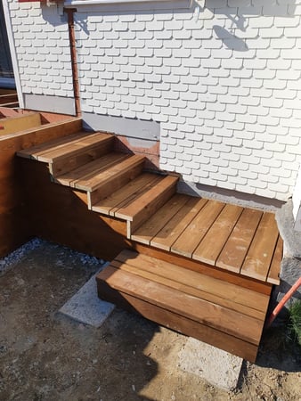Escaliers de terrasse en pin autoclavé brun