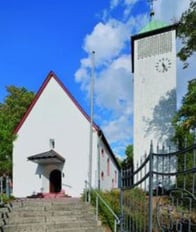 Die Kirchengemeinde ist mit ihrem „freien Platz“ vor der Kirche geschichtlich mit dem Ortszentrum verbunden.