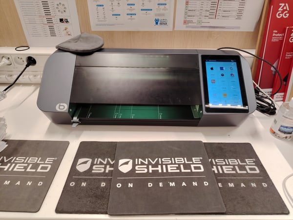 Dans votre magasin Boulanger Villebon 📱 Protection d’écran sur mesure ZAGG – découpée et posée par machine directement en magasin.