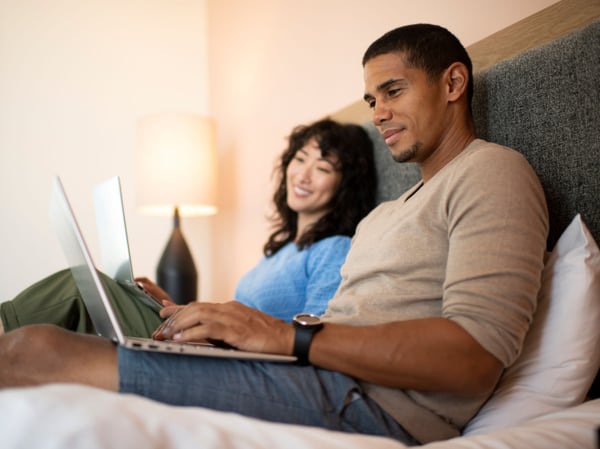 Couple choosing the right internet plan in Winter Park, FL