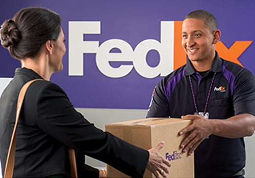 Paquete de manipulación de empleados de FedEx con el cliente