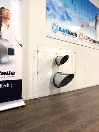 Luftech Schweiz AG – Fensterdurchführung inkl. Plexiglas auf Mass für Fenstermontage aus eigener Produktion