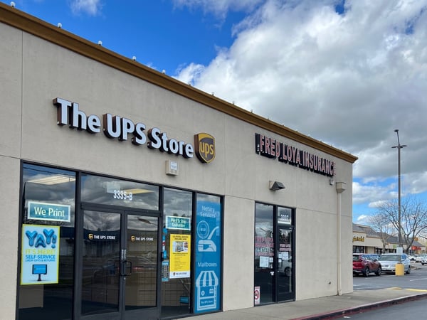 Fachada de The UPS Store Arden Arcade Square next to Grocery Outlet