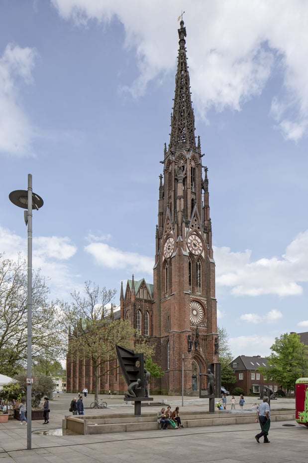 Das Kirchengebäude mit einem hohen und schmuckvoll gestaltetem Kirchturm.
