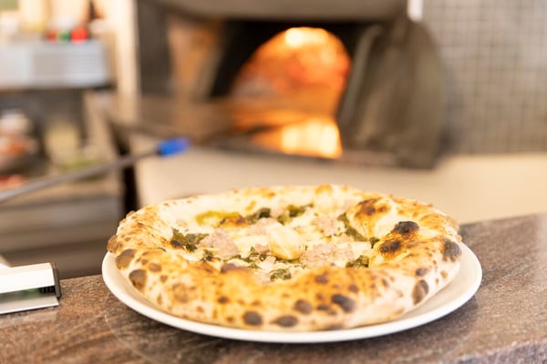 Amalfi Restaurant Riehen Pizza Salsiccia e friarialli