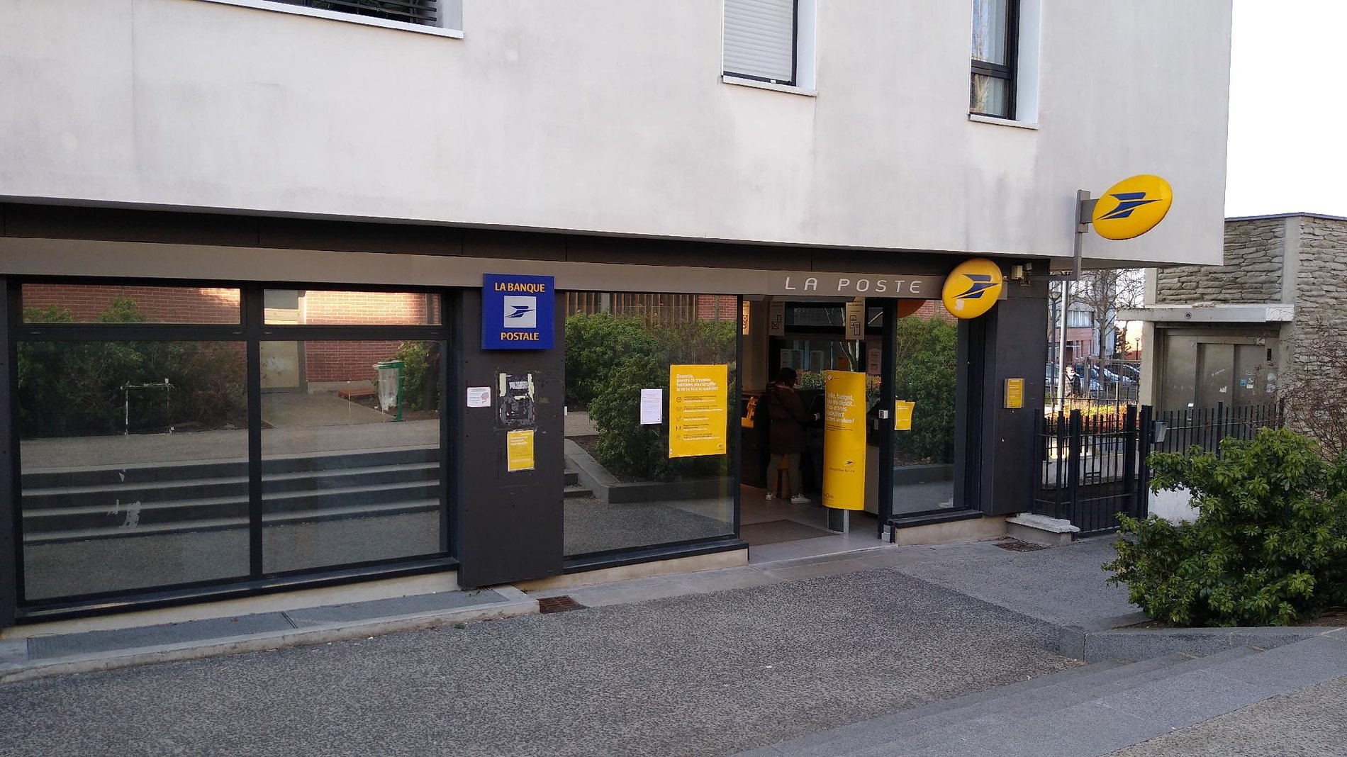 63 Rue Des Cloys Point Relais