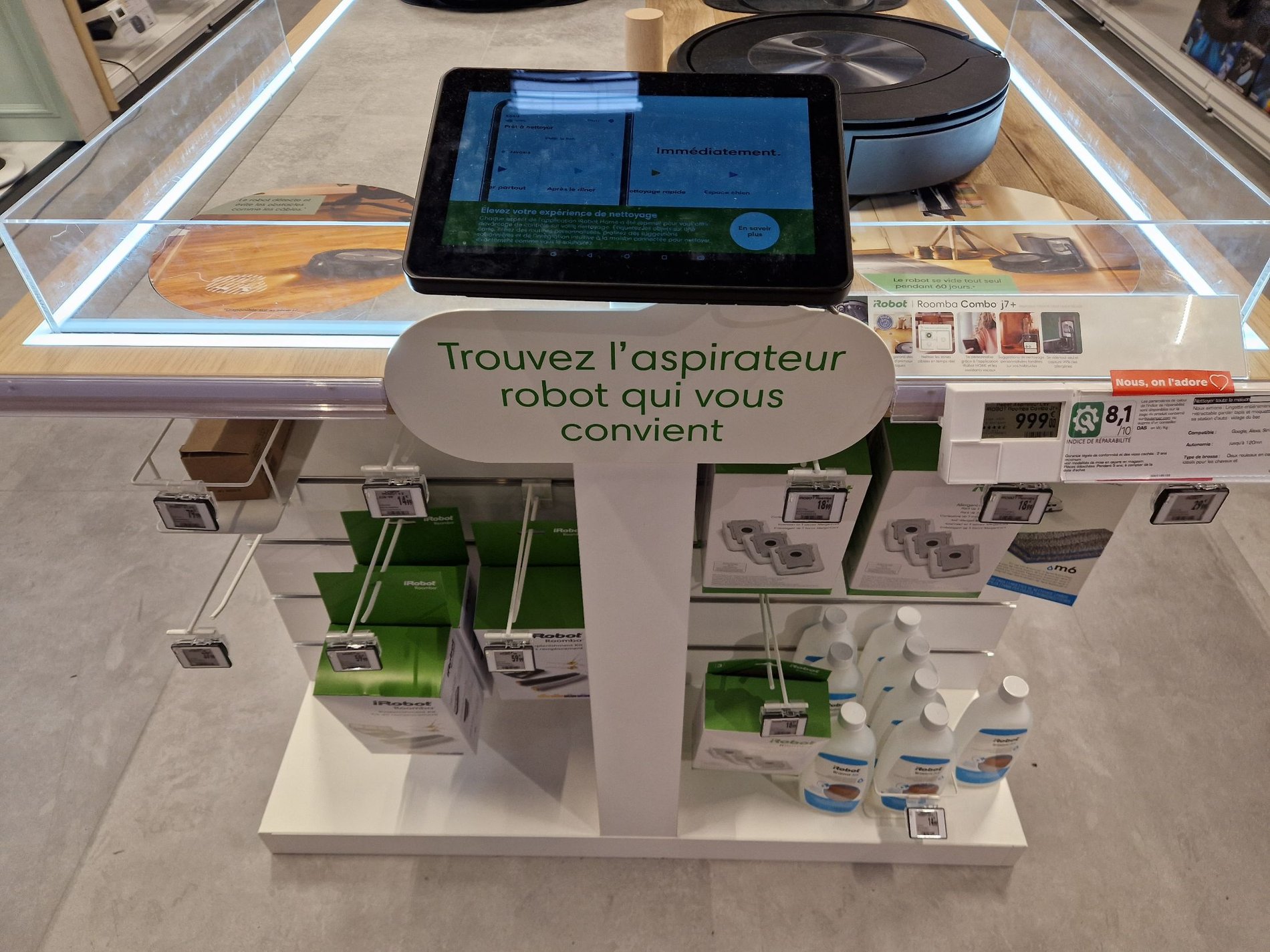 Présentoir Aspirateur IRobot du magasin Boulanger Lognes