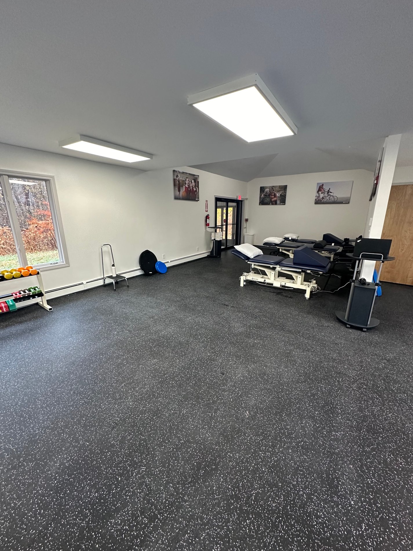 RI-WestWarwick-BSPT Patient care area and PT equipment.