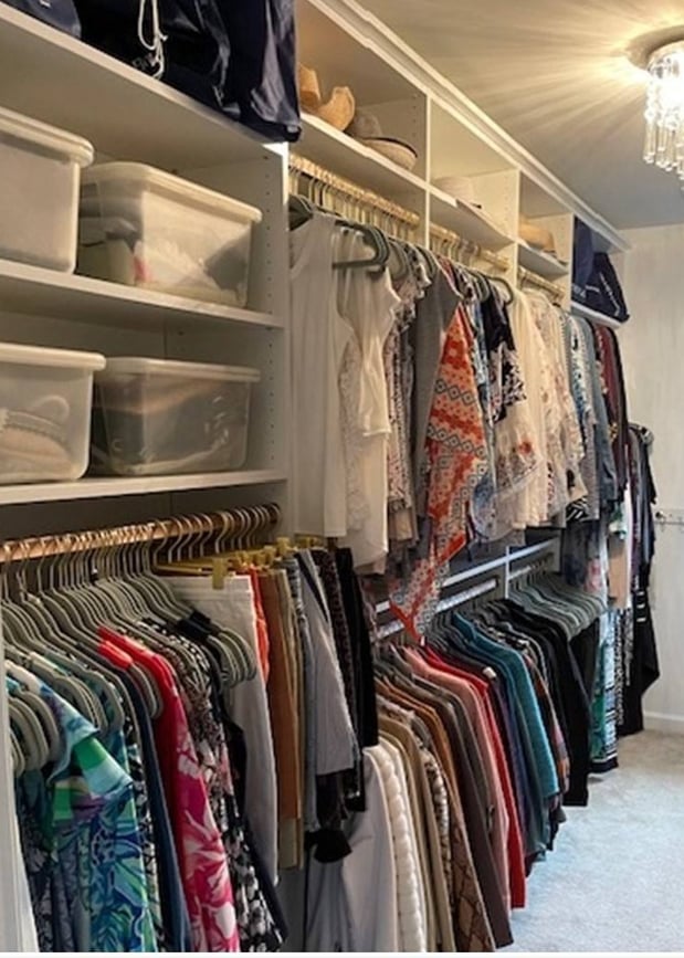 Richmond - Custom closets - Organized walk-in closet with clothes