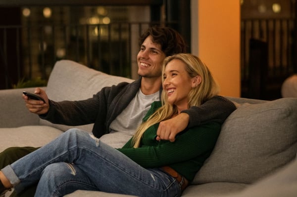 Pareja, en Portland, usando Internet por fibra óptica en el hogar mientras usa el servicio de transmisión de TV
