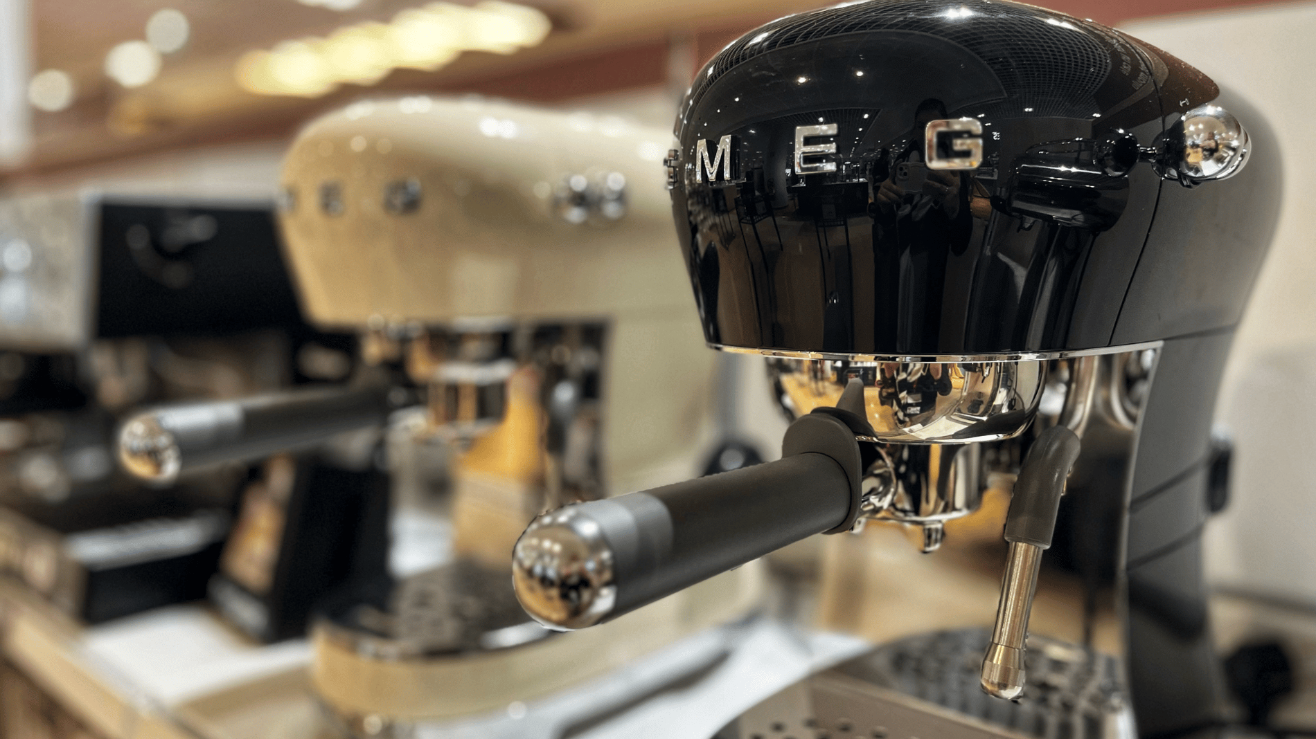 Machine a expresso Smeg dans votre magasin Boulanger Nice Cap 3000