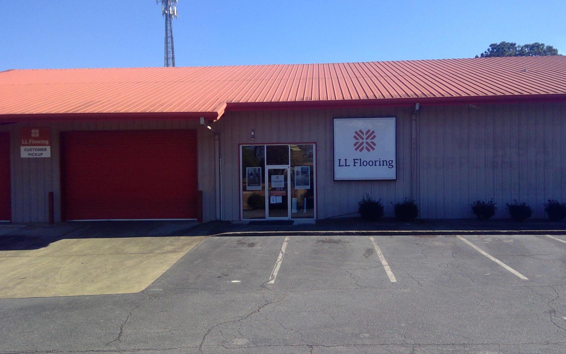 LL Flooring #1250 Newnan | 33 Amlajack Blvd. | Storefront
