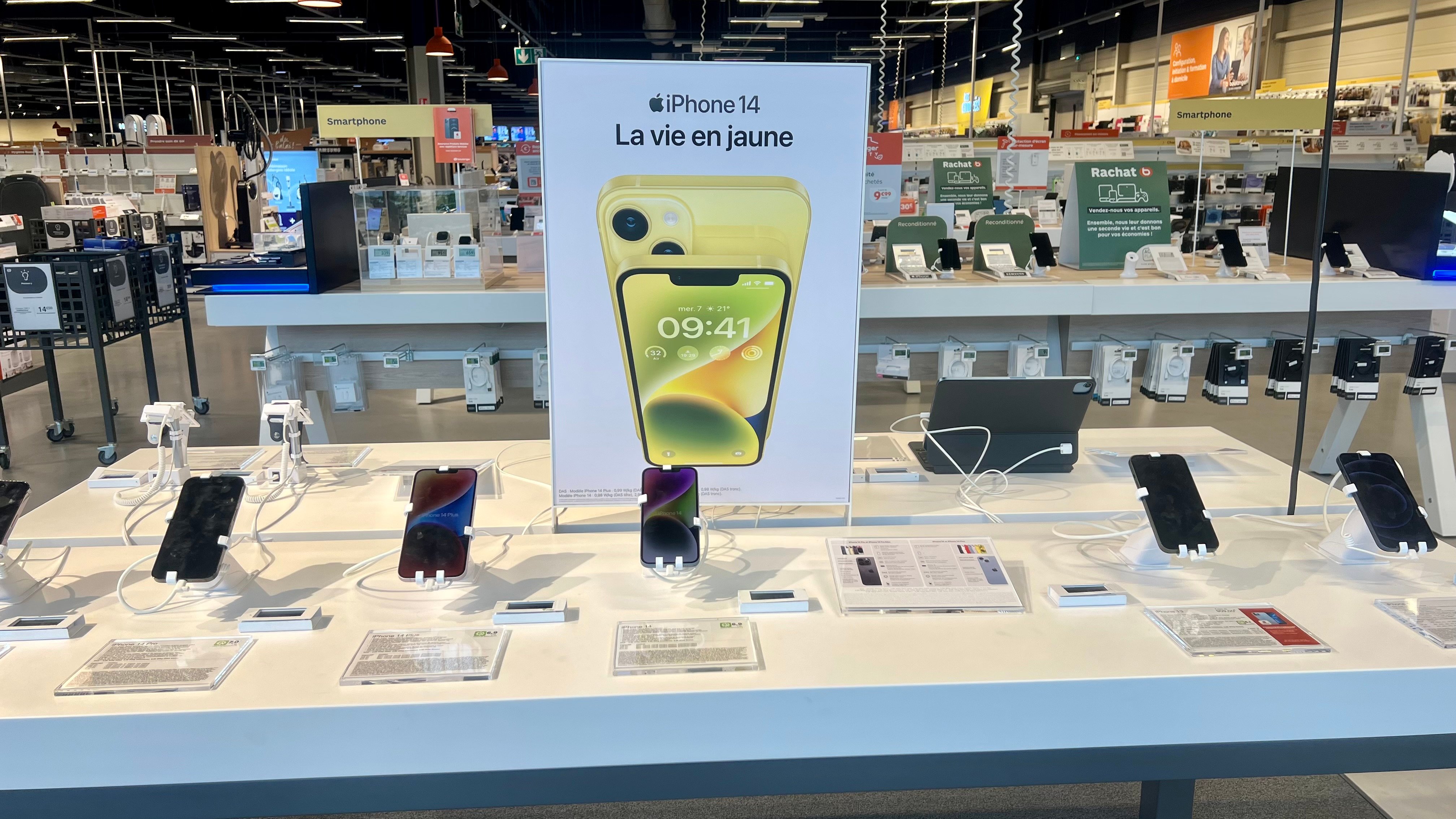 Votre espace de la marque Apple, avec une présentation des différents IPhones dans votre magasin Boulanger Strasbourg - Reichstett