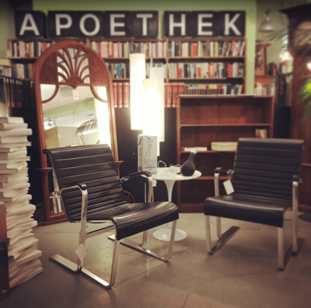 Original Breuer-Sessel vor unser Buchhandlung namens aPOEThek.