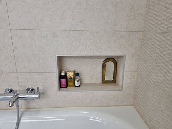 Klopfenstein René, U. Klopfenstein, succ. Carrelages - quelques idées pour la transformation de votre salle de bains, ici une petite niche sur la baignoire