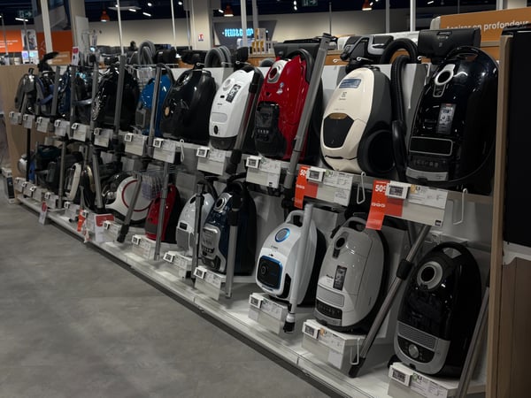 Le rayon des aspirateurs traineau dans le magasin Boulanger Villebon