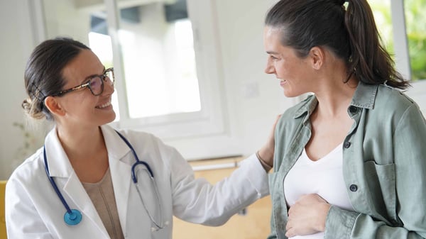 A doctor talks with her pregnant patient.