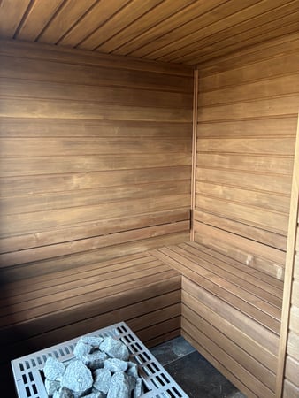 🔥 Sauna sur mesure à Crans-Montana 🔥 Découvrez l’alliance parfaite entre artisanat suisse et bien-être authentique avec ce sauna sur mesure installé à Crans-Montana. Construit entièrement en bois noble, il offre une atmosphère chaleureuse.