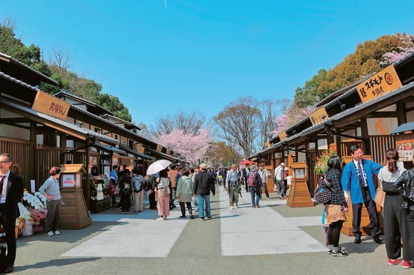 まさに現代の城下町といった風情の金シャチ横丁