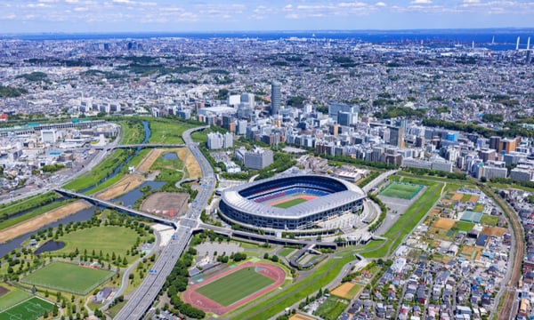 日産スタジアム上空、新横浜の街並み