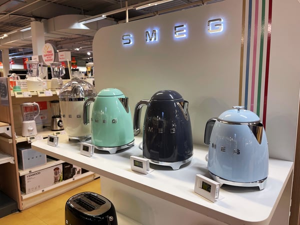 Bouilloires rétros SMEG chez Boulanger Dijon Toison d'Or