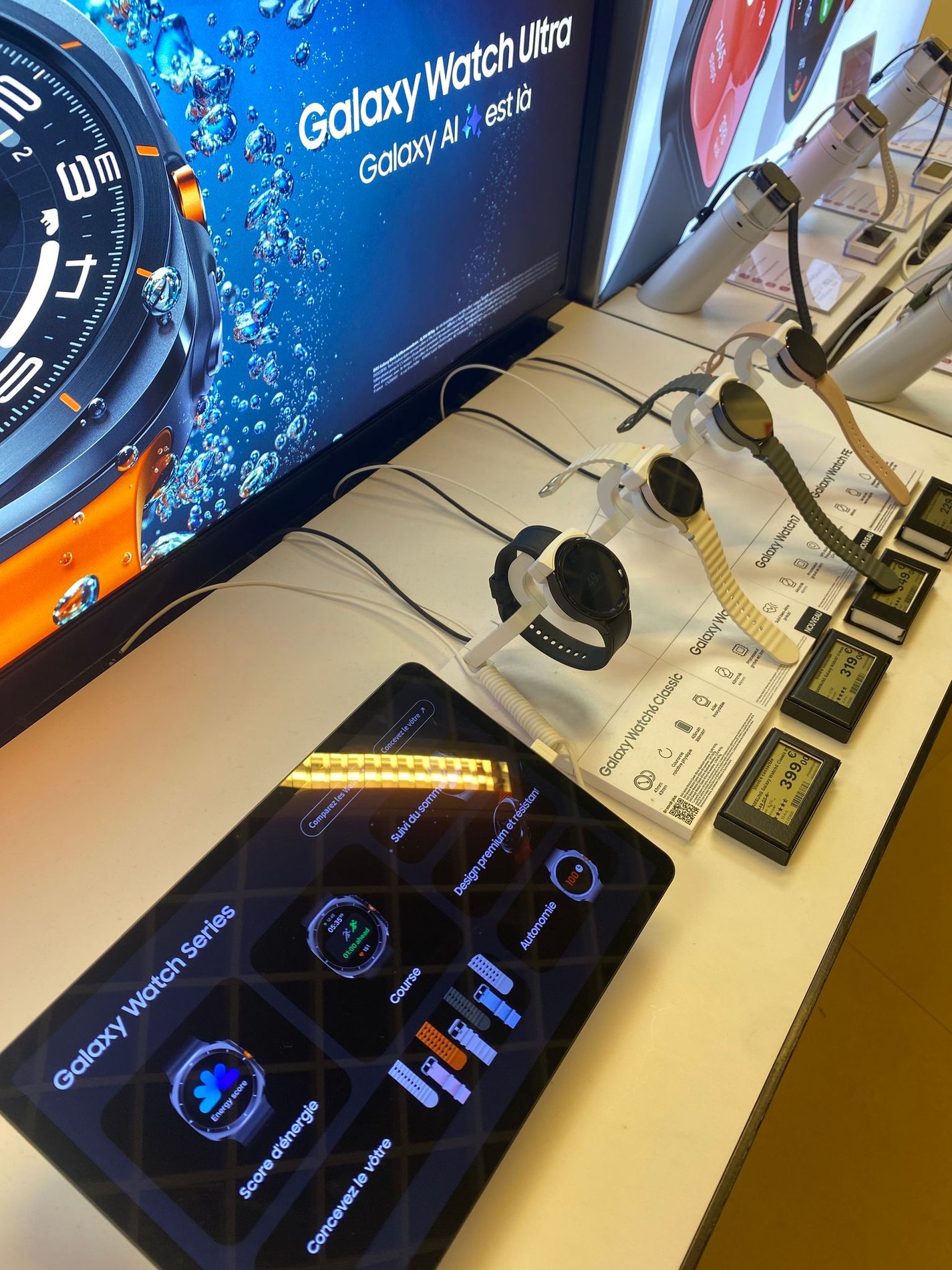 Display de marque SAMSUNG avec les montres connectées watch 6 ultra au magasin Boulanger Lyon - Les Cordeliers