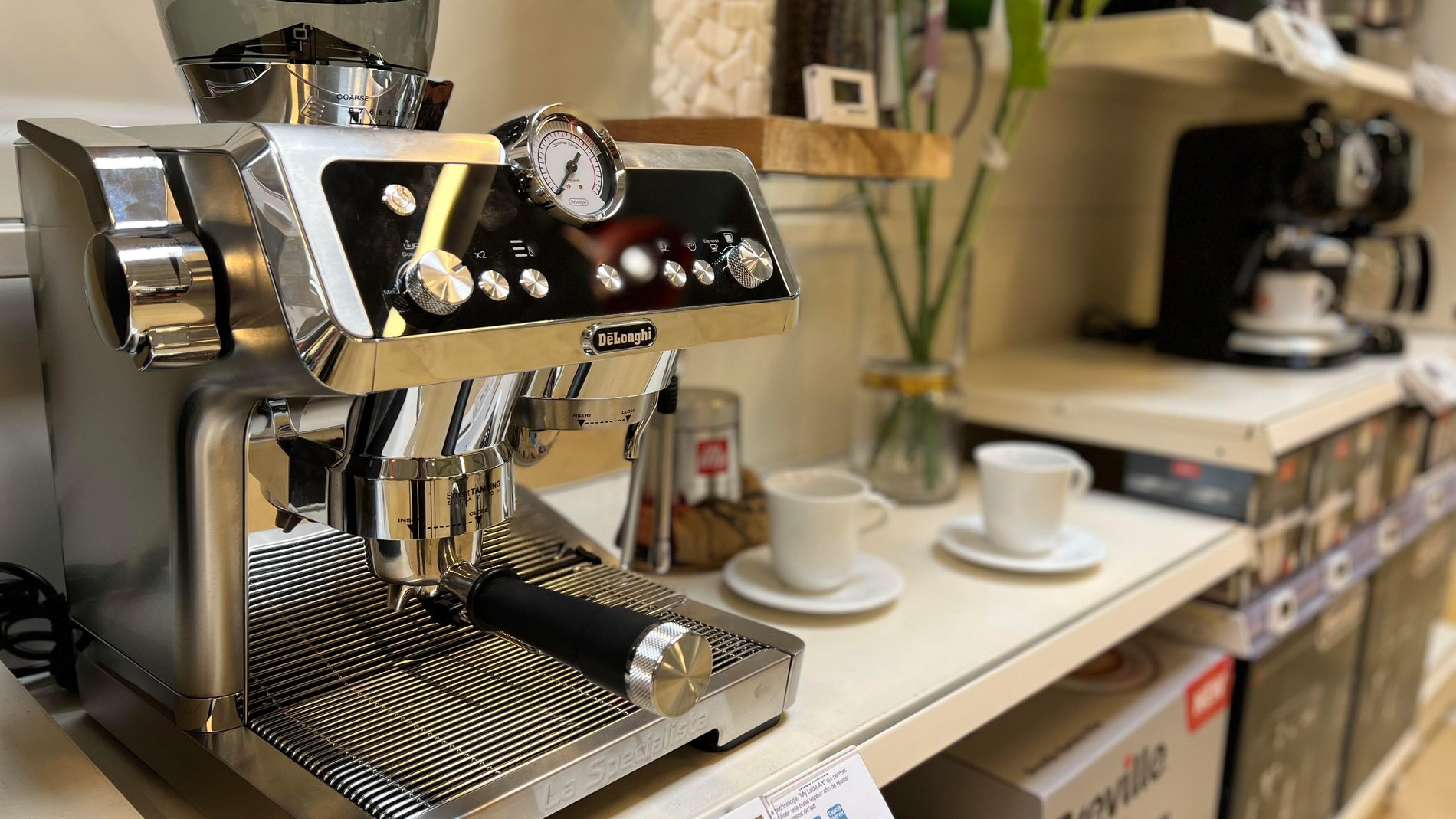 Machine expresso Delonghi 
Expresso broyeur intégré
café moulu café en grain