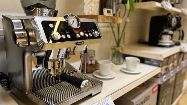 Machine expresso Delonghi 
Expresso broyeur intégré
café moulu café en grain