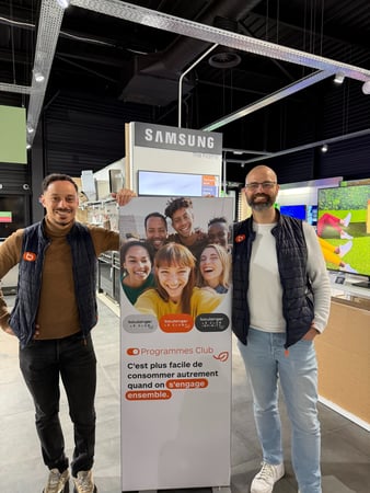 Deux conseillers de Boulanger Bagnols-sur-Cèze présentant le programme de fidélité