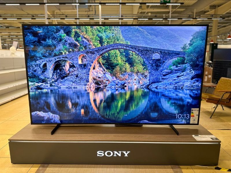 Besoin d'une grande télévision pour profiter de vos matchs, films ou séries en pleine immersion ? Ne cherchez plus et retrouvez le téléviseur led sony xr en 98 pouces. En plus de la qualité image profitez de l'acoustic Multi-Audio, pour plongez au coeur de l'action avec un son qui vient de l'écran et suit l'action.