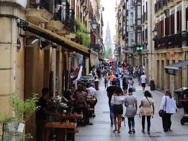 バルがあるスペインの街のイメージ