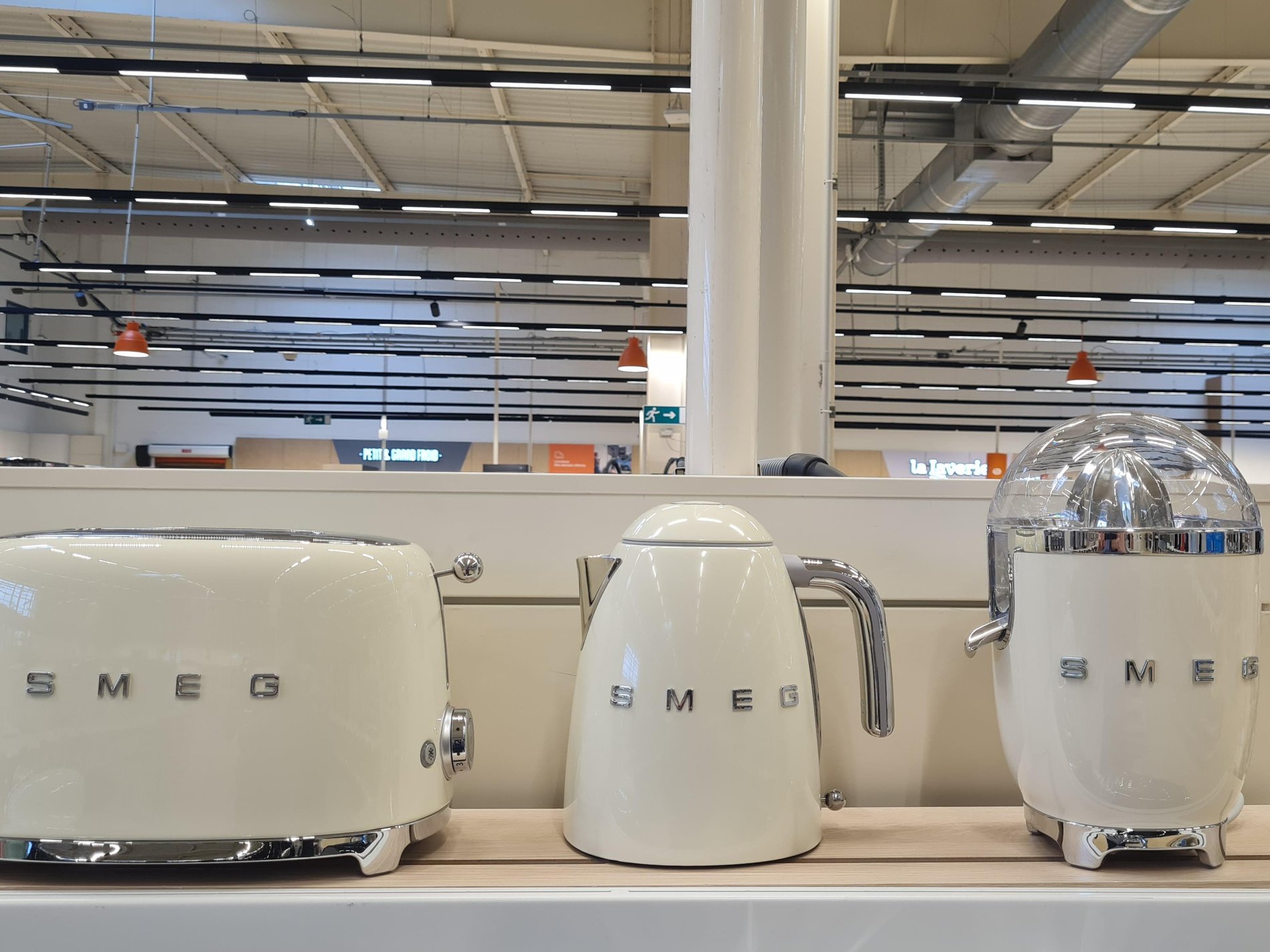 Collection petit déj smeg couleur crème dans notre magasin Boulanger St quentin