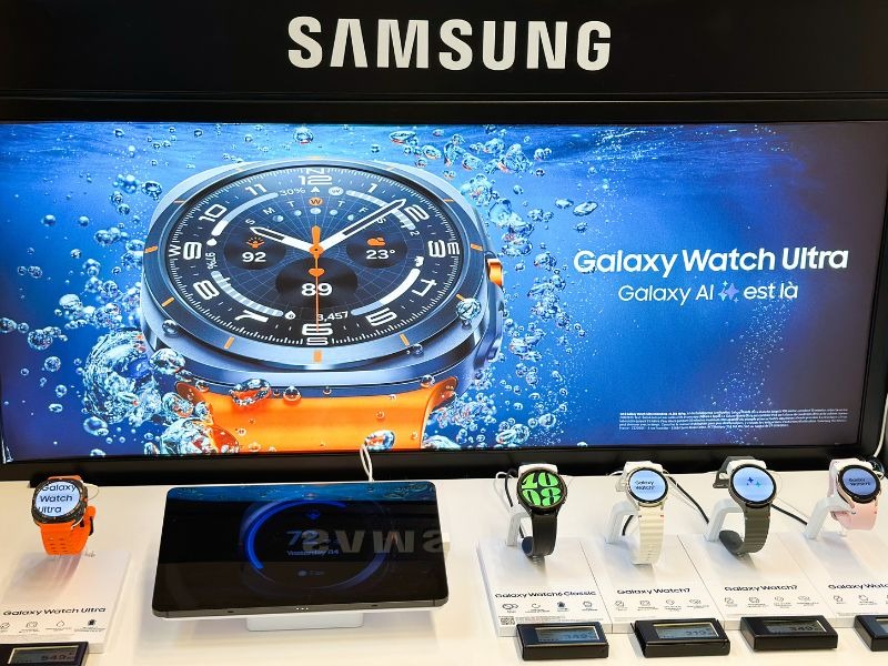 Retrouvez la Galaxy Watch Ultra, avec ses divers accessoires, bracelets et sa technologie Galaxy AI.