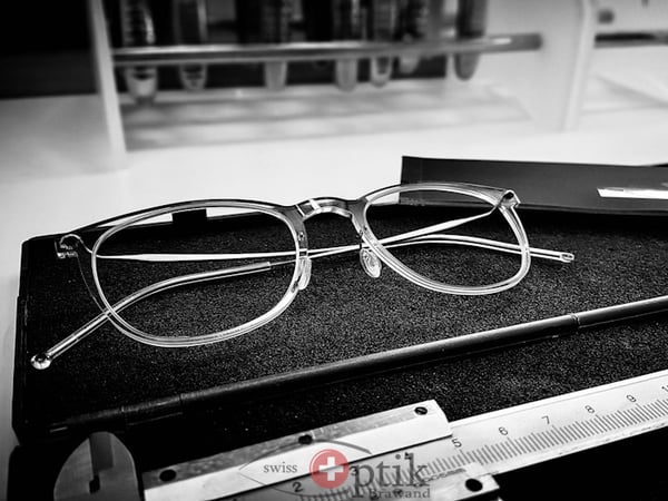 Brillen in eigener Werkstatt nach Mass gefertigt