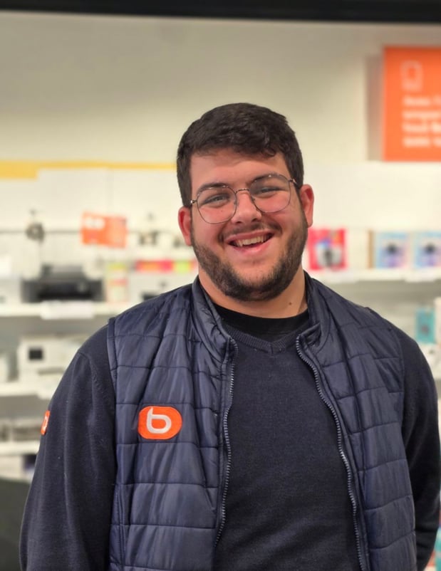 Moi, c’est Mathys ! Expert au rayon multimédia, je suis celui qui vous trouve l’ordi parfait entre deux blagues. On dit que je suis le clown du magasin, mais rassurez-vous : mes conseils techniques sont les seuls trucs sérieux chez moi ! 😊
Mon but : que vous repartiez avec le bon produit, celui qui vous correspond le mieux.
Passez me voir… je gère vos problèmes, réponds à vos questions et vous donne le sourire avec la même énergie ! 😎