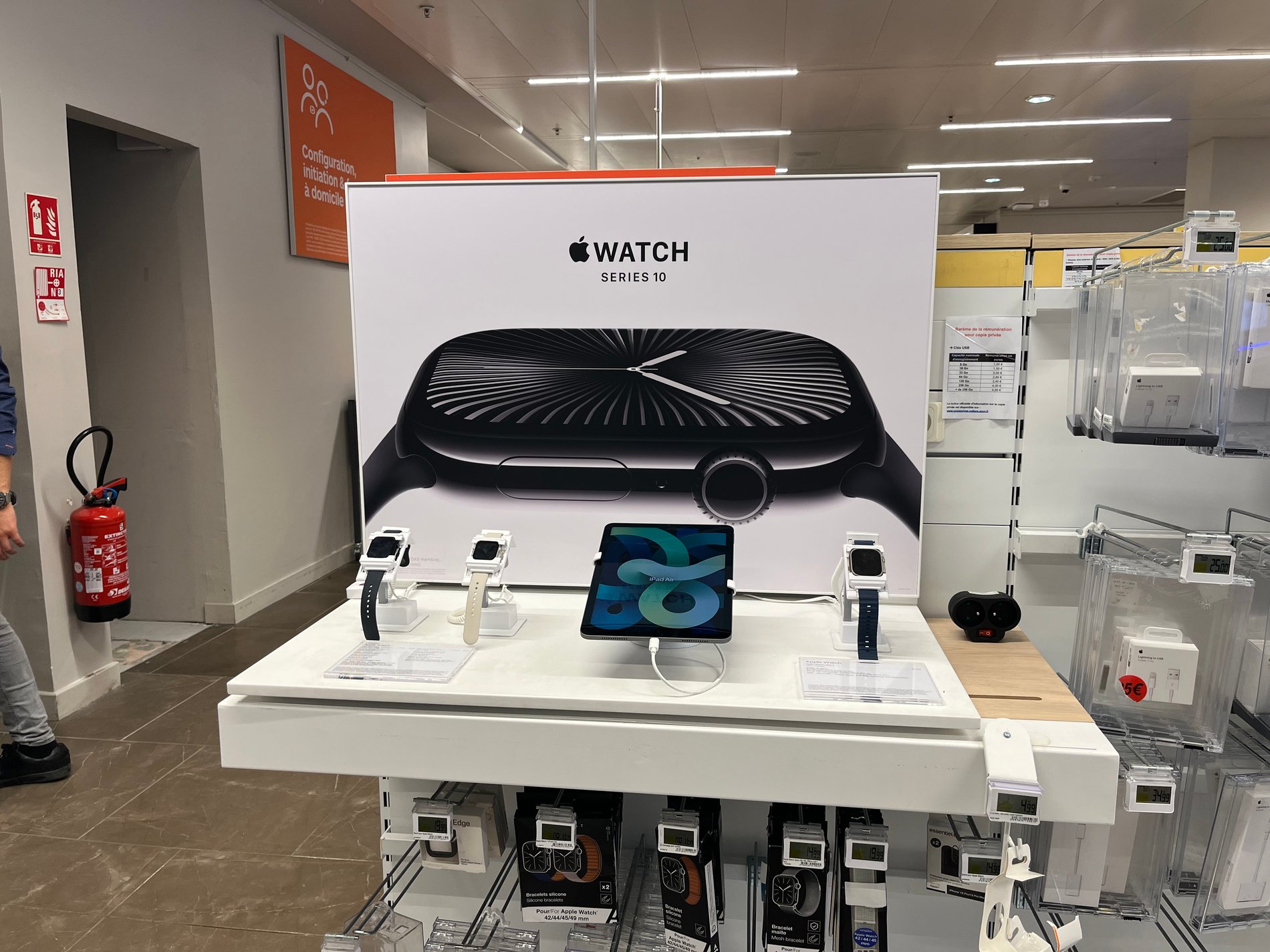 Table Apple Watch (apple watsh series 10, Ipad) - Boulanger Levallois Perret (SO OUEST)