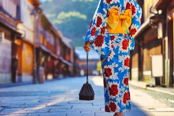 茶屋街と着物の女性