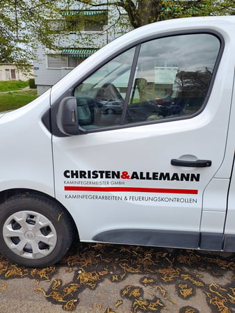 Einsatzfahrzeug von Christen & Allemann Kaminfegermeister GmbH, 8302 Kloten im Kanton Zürich