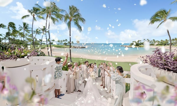 ビーチに続く階段で海をバックにフラワーシャワー