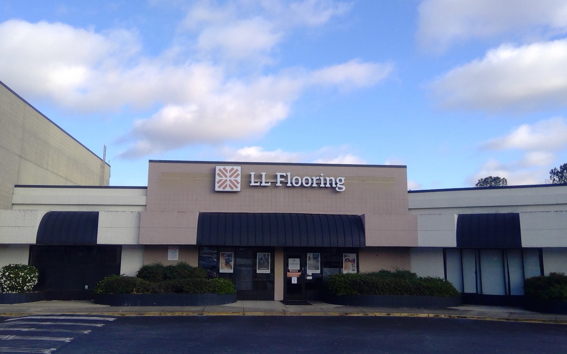 LL Flooring #1008 Conyers | 1820 Highway 20 SE | Storefront