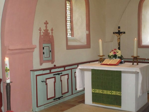 Das Bild zeigt das Innere DerKirche Bernsburg. Zu sehen ist ein Verzierter Altar.